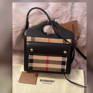 BURBERRY
Pocket Vintage Check Tote Bag